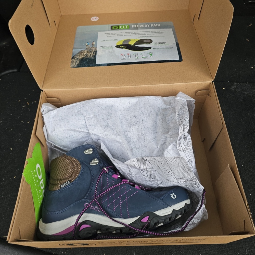 Women’s size 7 Oboz  hiking boots - Picture 2 of 4